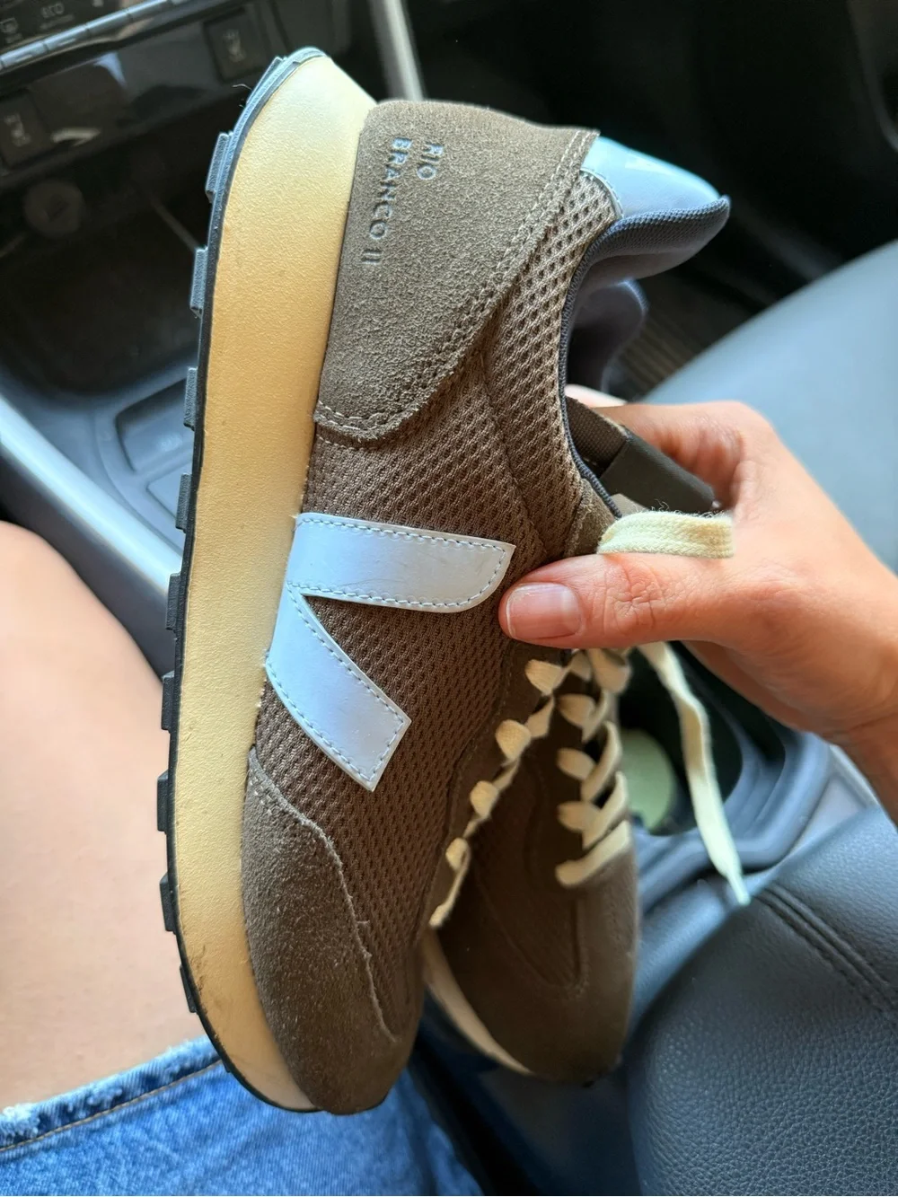 Veja Rio Branco ll Alveomesh Retro Runner Sneakers in eagle sun brown suede W10